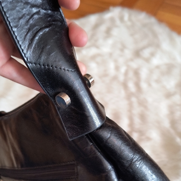 Danier Classic Black Leather Shoulder Bag. Great Condition. - Picture 7 of 11